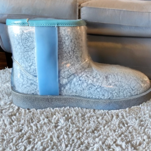 Cape Robbin 'Bayberry' Womens Blue and Gray Fleece Boots - Picture 2 of 5